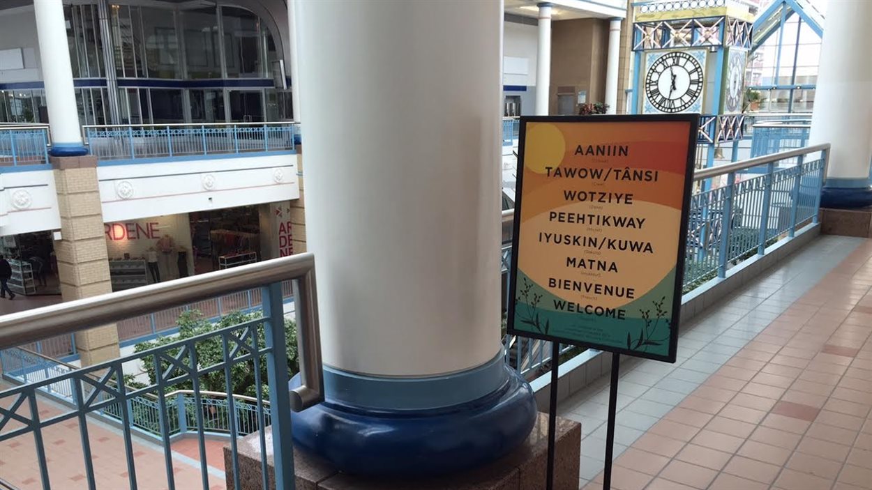 Le centre commercial Place Portage souhaite désormais la bienvenue à ses clients en Cri, Ojibwe, Dene, Mitchif, Dakota et Inuktitut ainsi qu'en français et en anglais.