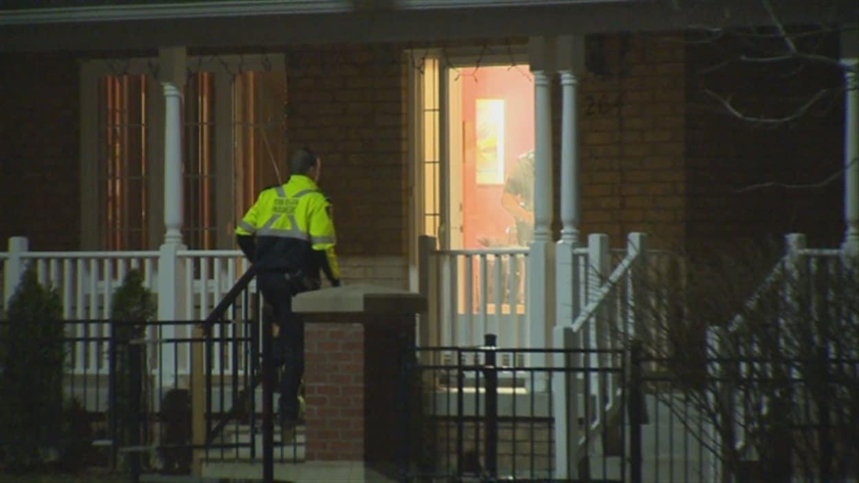 La police dit que le père est entré par effraction dans la maison de son ex-femme.
