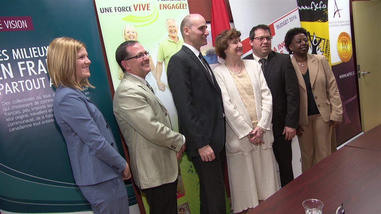 Le ministre de la Famille, des Enfants et du Développement social, Jean Yves Duclos, entouré de différents représentants du milieu communautaire francophone.