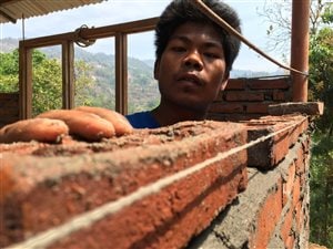 À défaut de pouvoir construire des écoles au Népal, l'ONG Plan Internationale a entrepris de former des maçons dans la chaîne de montagne de l'Himalaya. Une première dans la région de Sindhupalchowk. Le gouvernement Népalais a imposé un moratoire sur les nouveaux bâtiments en février dans le but de permettre à Katmandou d'adopter un nouveau code du bâtiment. Les nouvelles règles se font toujours attendre.
