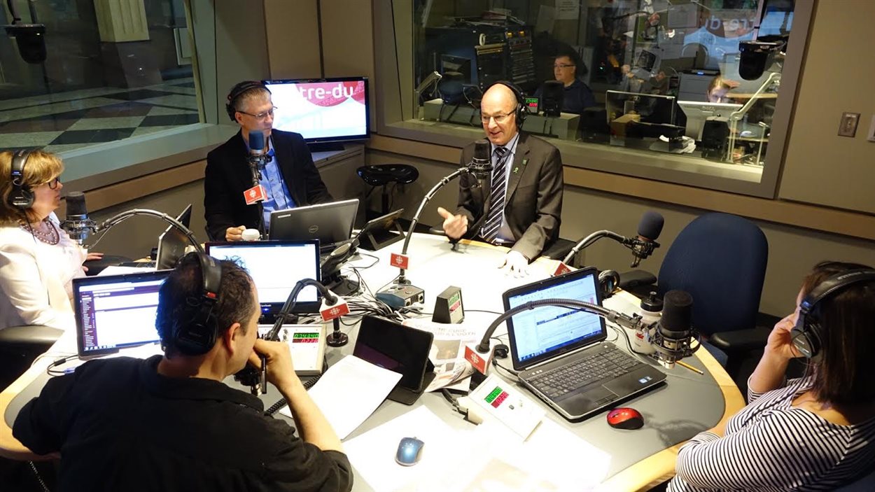 Le maire de Trois-Rivières Yves Lévesque en studio avec l'équipe de l'émission Chez nous le matin
