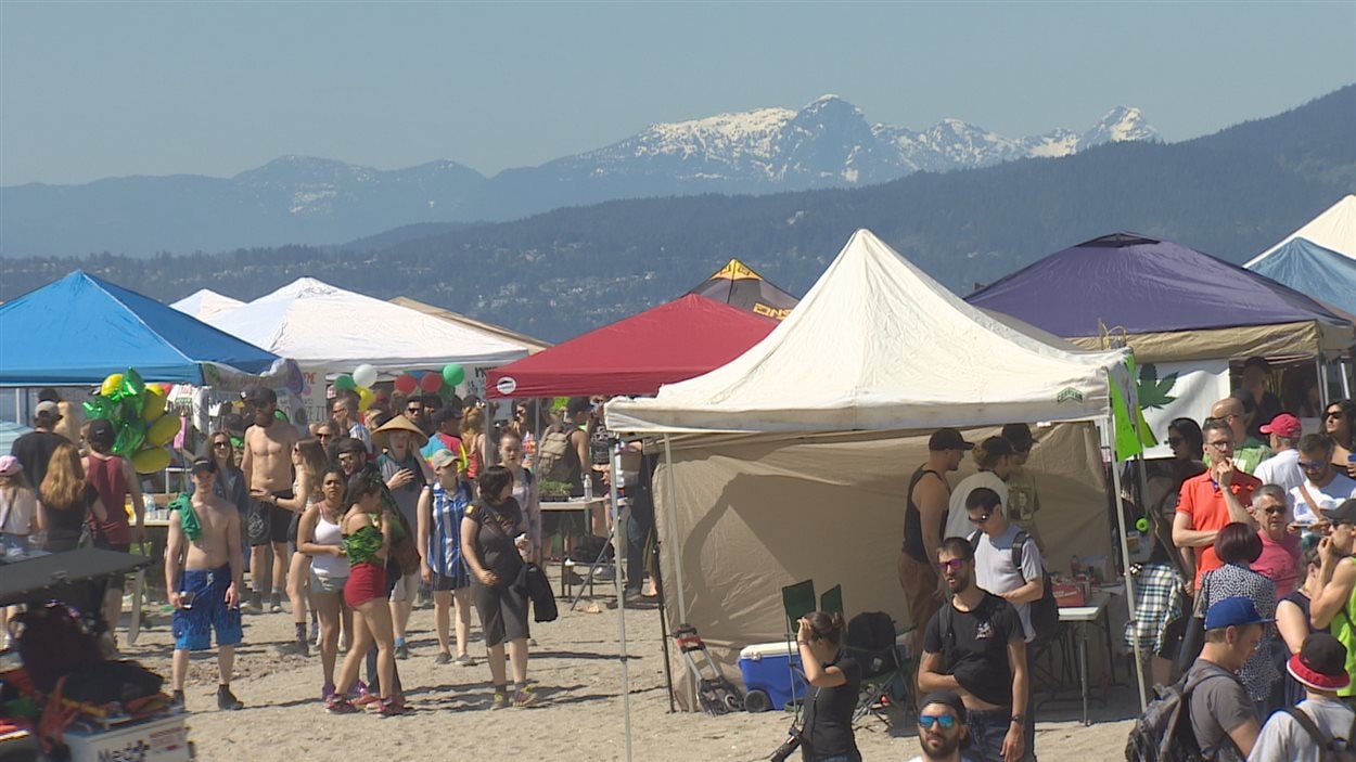 Des tentes proposent de la marijuana sur la plage Sunset à Vancouver.