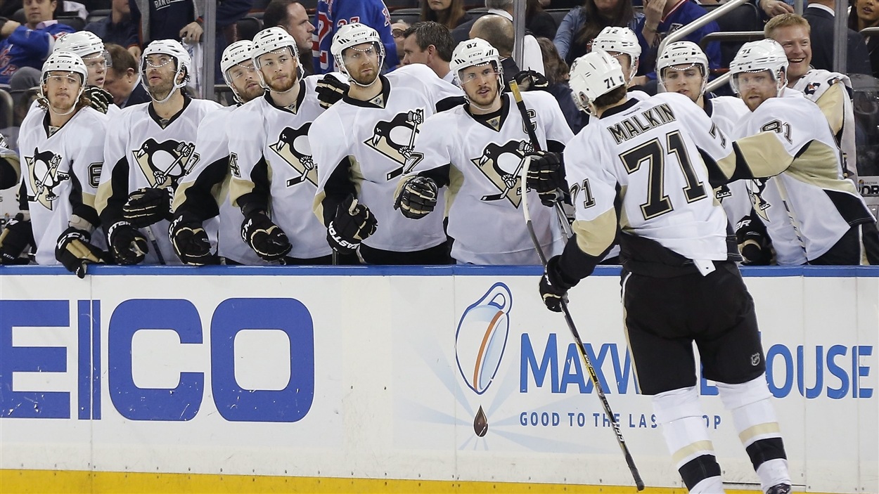 Evgeni Malkin célèbre un but avec ses coéquipiers.