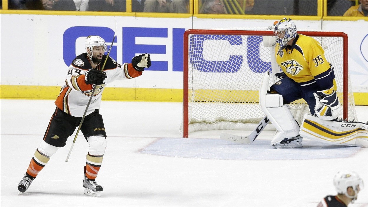 Nate Thompson célèbre un but aux dépens de Pekka Rinne.