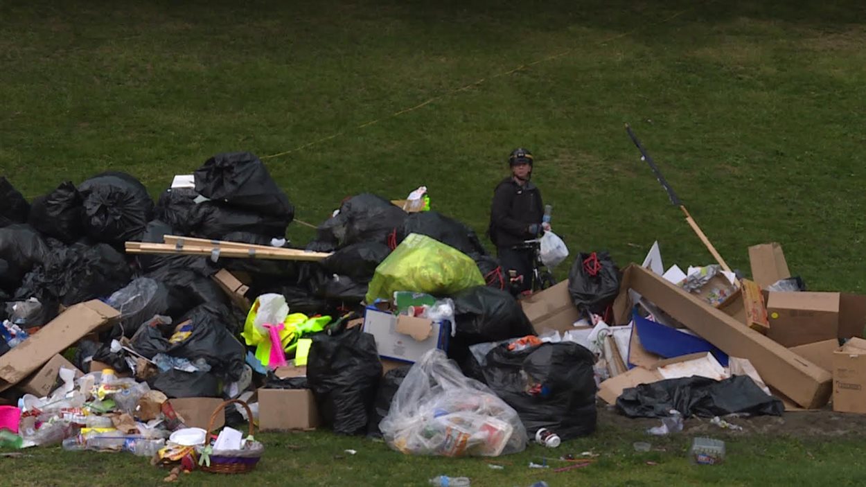 L'amas de déchets laissés par les visiteurs du 4/20 de Vancouver