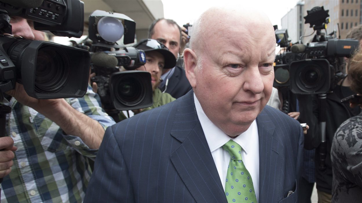 Mike Duffy quitte le palais de justice après avoir été acquitté sur toute la ligne, le 21 avril 2016. 