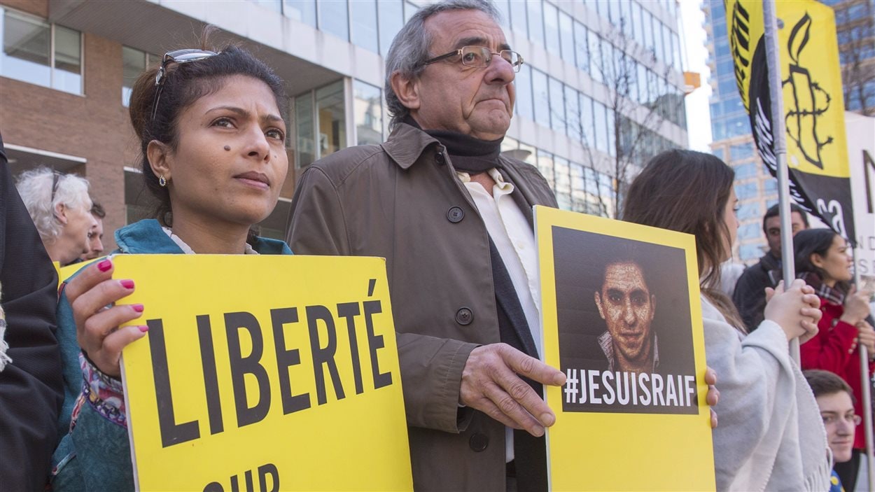 Ensaf Haidar et Jean Lacharité, dans un rassemblement pour la libération de Raïf Badawi