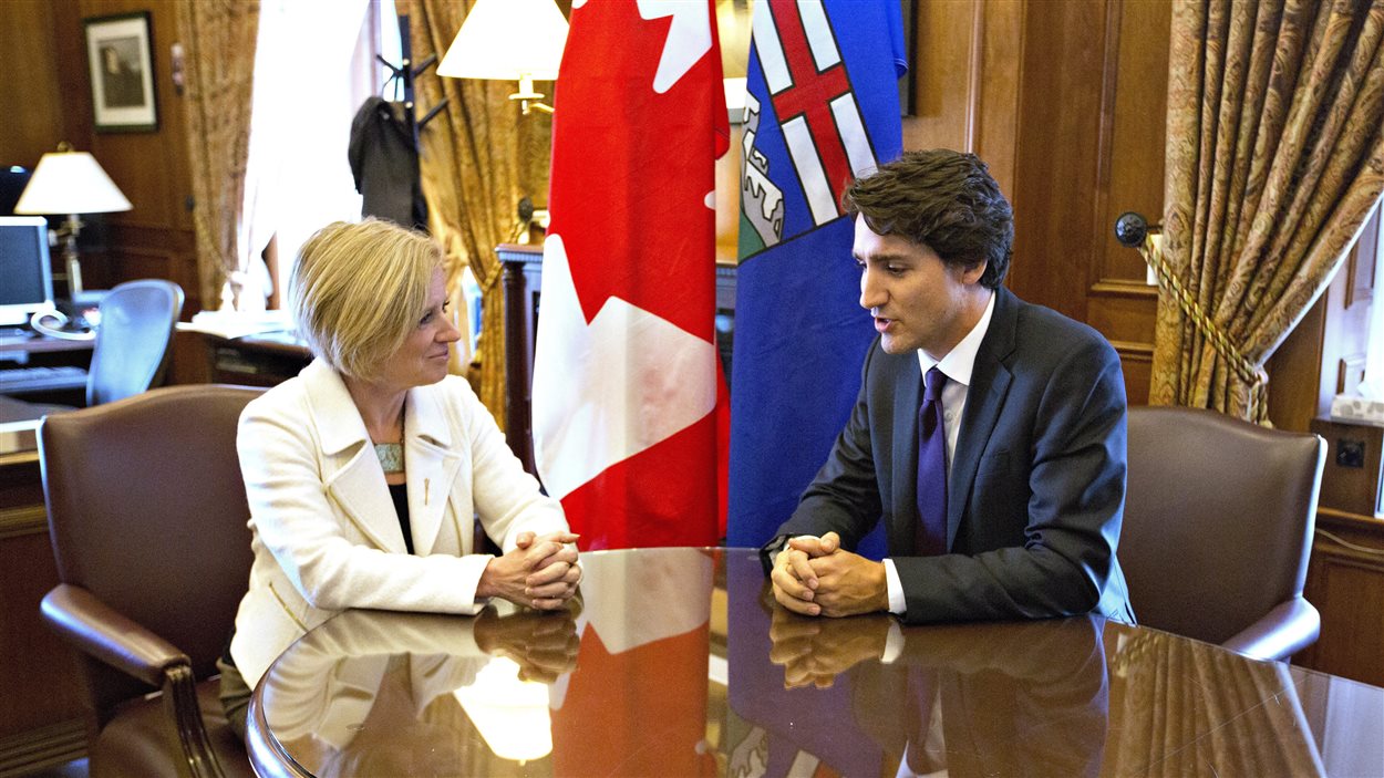 La première ministre de l'Alberta Rachel Notley (à gauche) et le premier ministre du Canada Justin Trudeau (à droite)