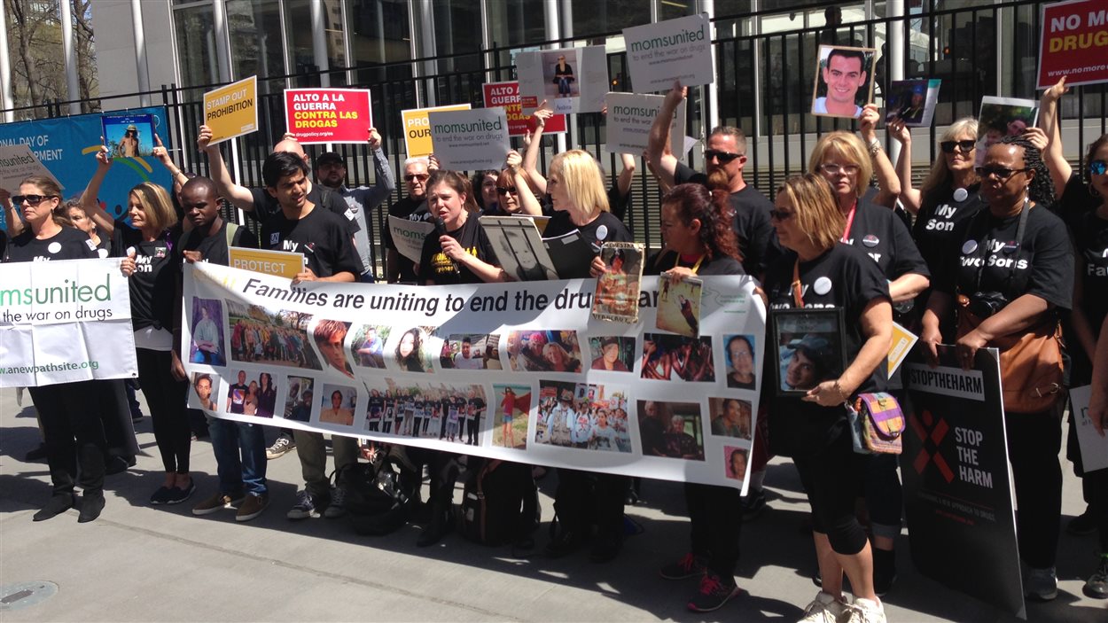 Des manifestants demandent qu'on mette un terme à la guerre contre les drogues, en marge d'une assemblée spéciale de l'ONU sur le sujet, tenue cette semaine à New York.