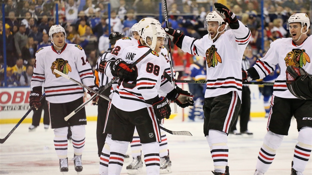 Patrick Kane célèbre un but.