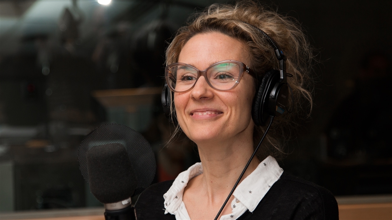 La comédienne Édith Cochrane distille une belle dose de pétillant dans le studio 17.
