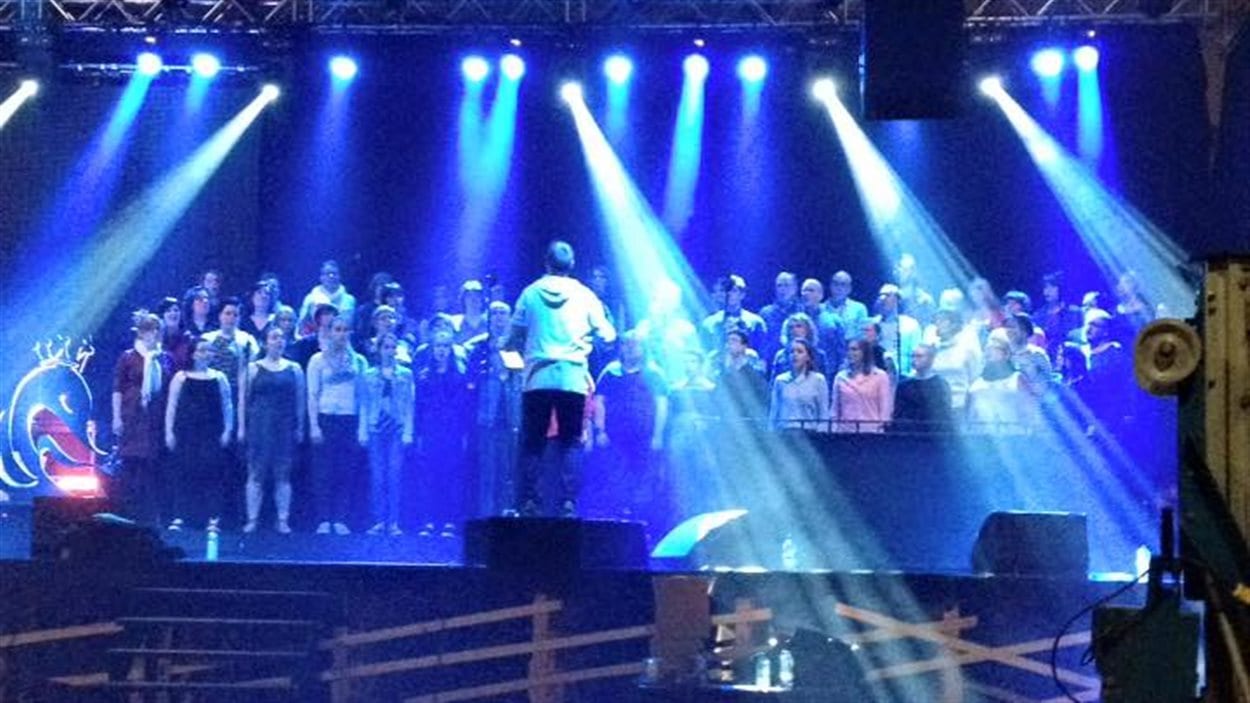 Les 75 choristes en répétition
