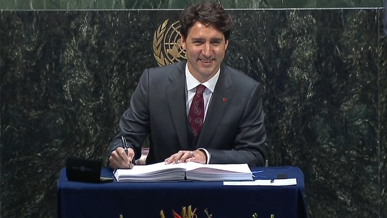 Le premier ministre canadien Justin Trudeau signe l'accord de Paris lors d'une cérémonie au siège social des Nations unies.