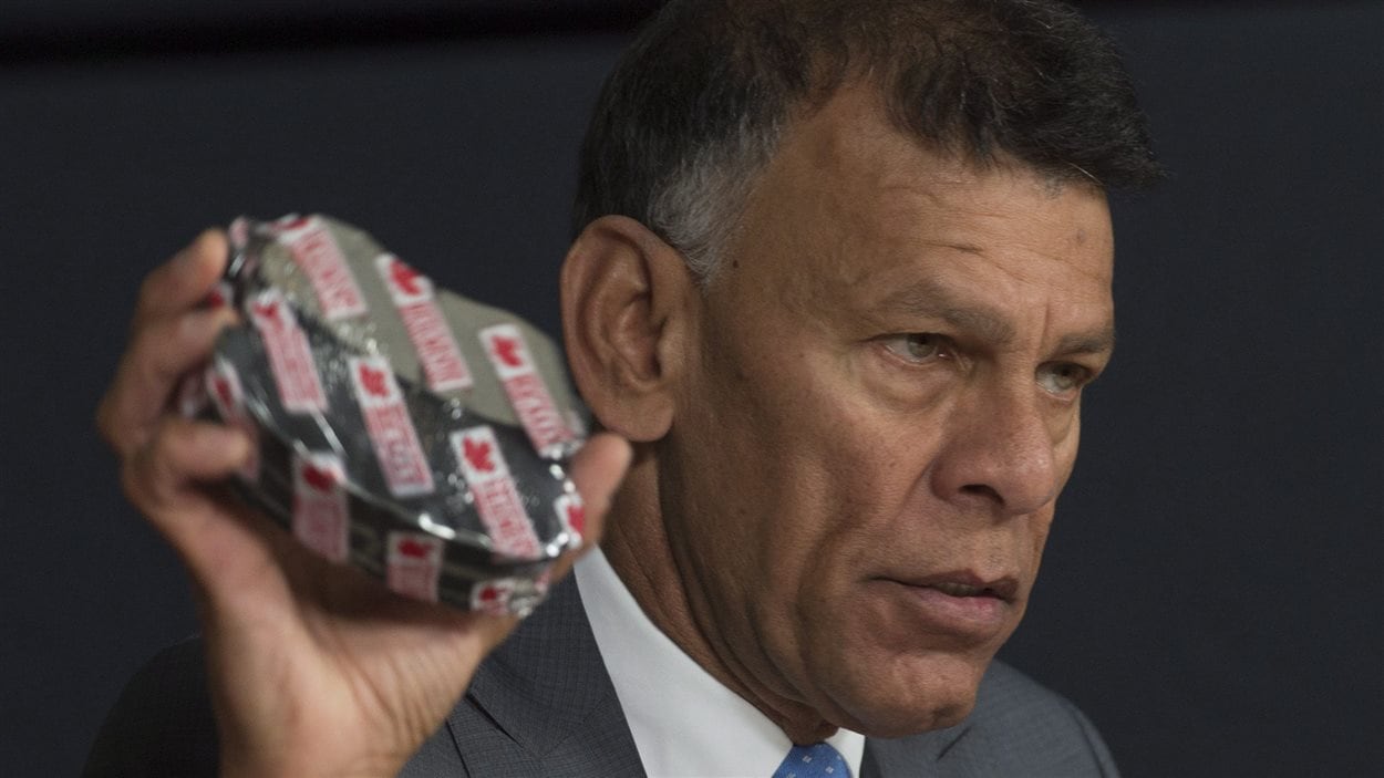 Le président du Congrès du travail du Canada, Hassan Yussuff, tient un patin de frein qui ne contient pas d'amiante durant une conférence de presse, le 22 avril 2016 à Ottawa.