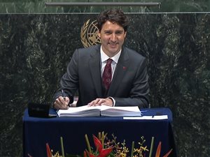 Le premier ministre canadien Justin Trudeau signe l'accord de Paris lors d'une cérémonie au siège social des Nations unies.