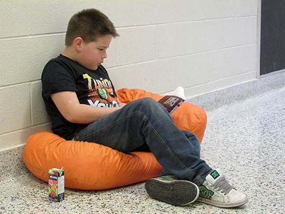 Tyler Sahguj lit à l'école.