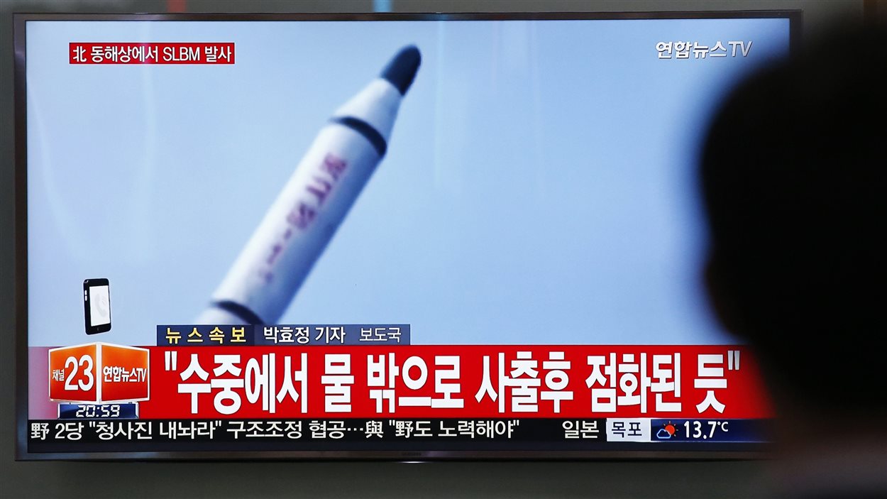 Un Sud-Coréen regarde la télévision nationale diffuser les images d'un lancement nord-coréenn.