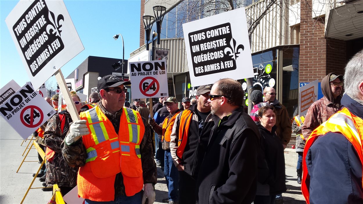 Les chasseurs manifestent contre le registre des armes feu en