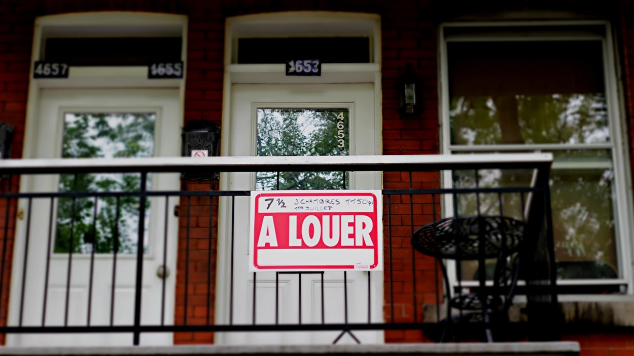 Des propriétaires immobiliers au Québec voudraient bien pouvoir exiger un dépôt de garantie de leurs locataires au moment de signer un bail. Détails avec le journaliste Alexandre Duval.
