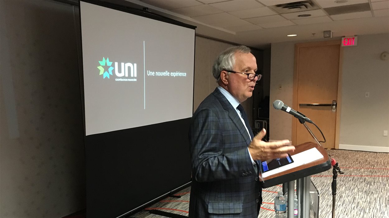 Camille Thériault et le nouveau logo d'Uni Coopération financière
