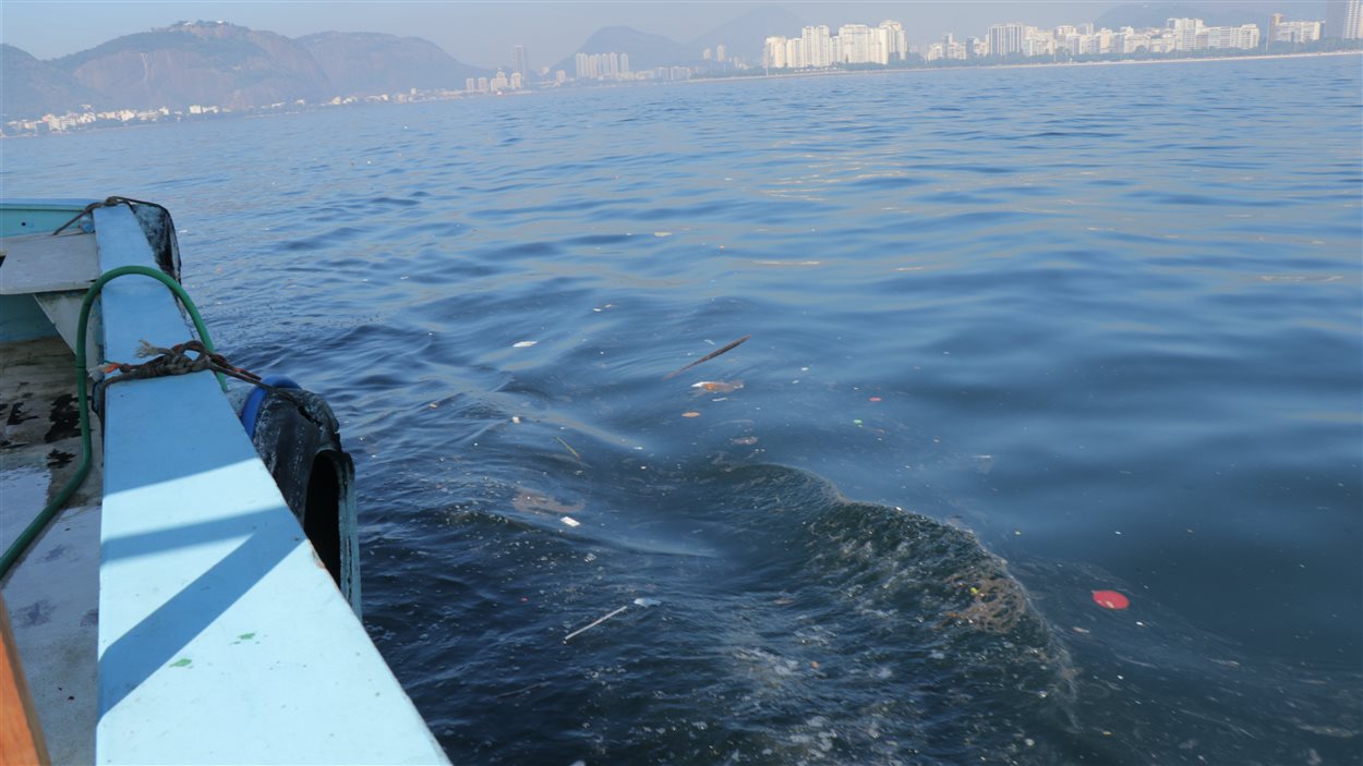 Les eaux sales de la baie de Guanabara, à Rio.