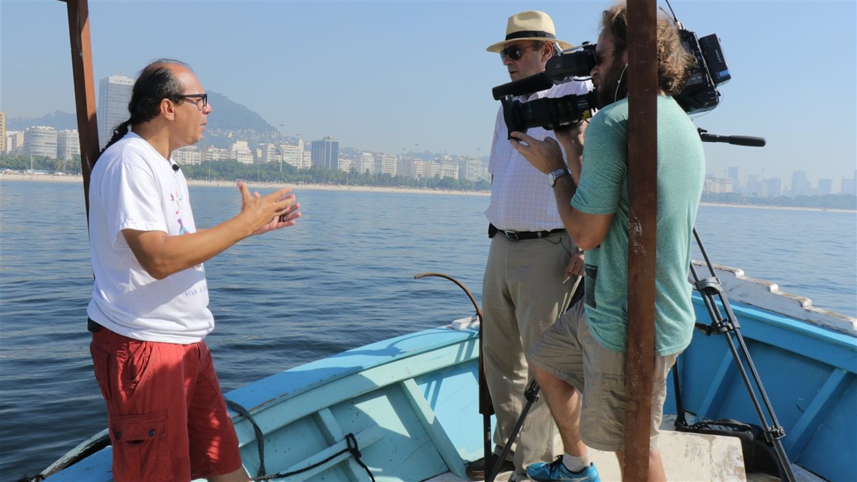 L'écologiste Sergio Verde en compagnie de Jean-Michel Leprince et du caméraman Martin Cloutier.