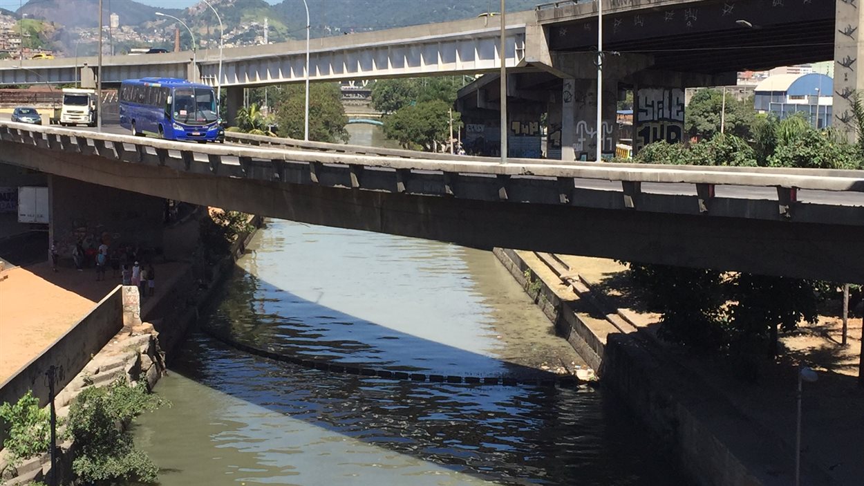 Le canal de Mangue déverse les eaux usées dans le port de Rio.