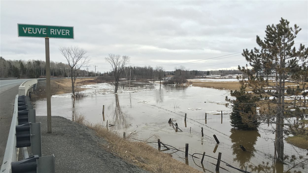 Une affiche de la rivière Veuve, sur la route 17.