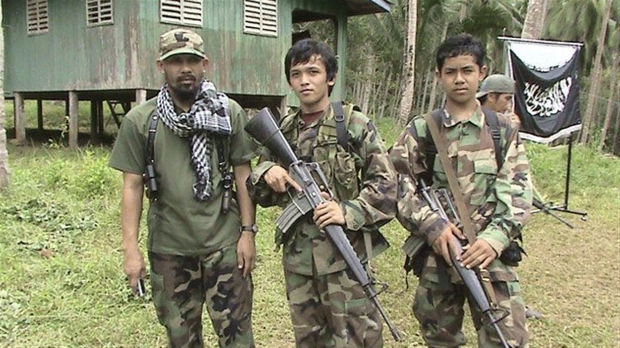 Des membres d’Abou Sayyaf dans leur camp d’entraînement sur l’île de Mindanao, dans le sud des Philippines.
