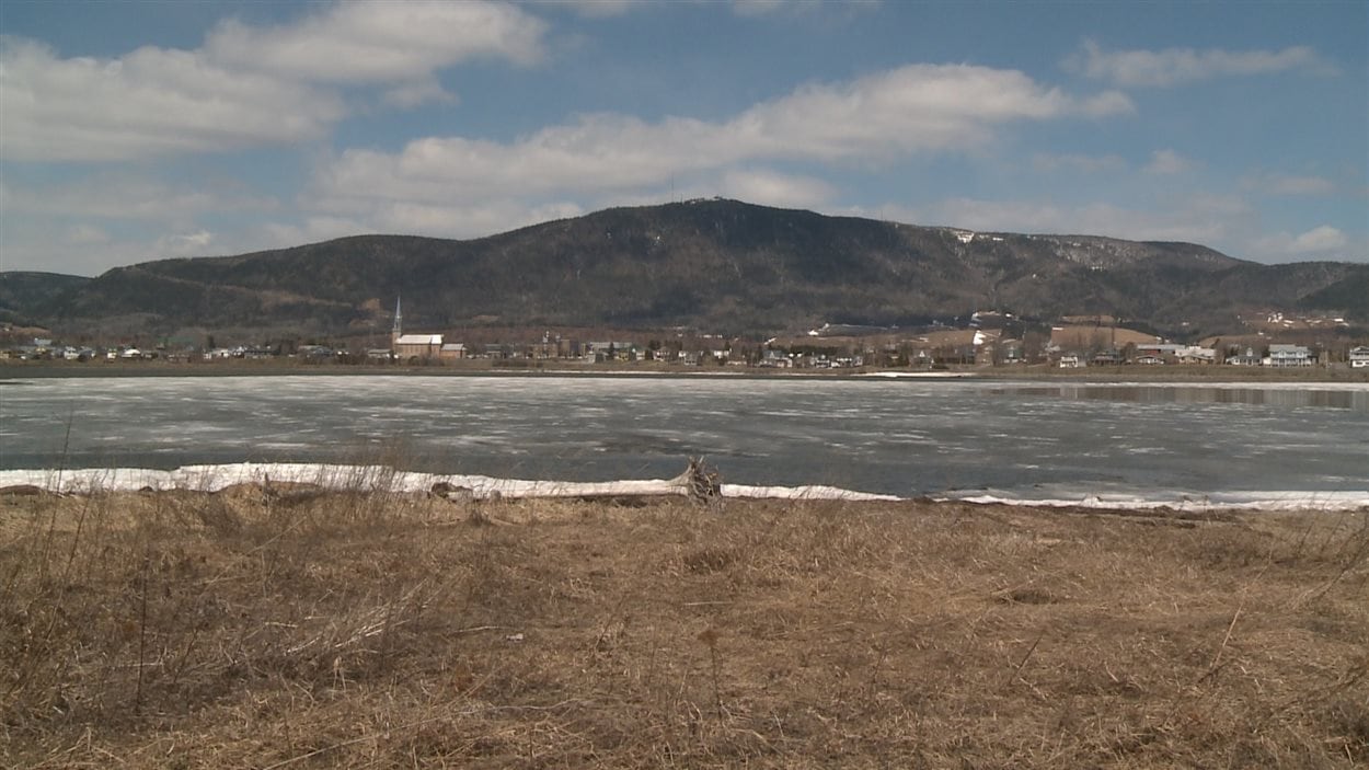 Ville de Carleton-sur-Mer et le mont Saint-Jospeh