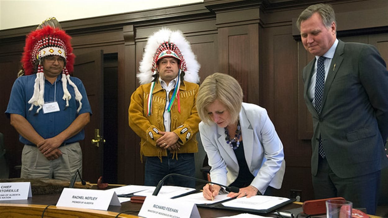 Le chef Roland Twinn (à gauche), le grand chef adjoint Isaac Laboucan-Avirom, la première ministre Rachel Notley et ministre des Relations autochtones Richard Feehan.