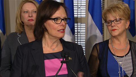 La ministre Lucie Charlebois (centre) et la directrice générale adjointe de Mélaric Lise Bourgault (droite)