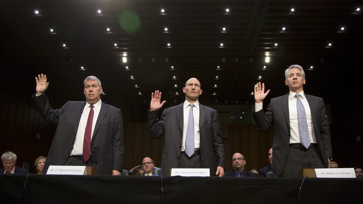 De gauche à droite : Michael Pearson, Howard Schiller et William Ackman comparaissent devant un comité spécial du Sénat américain au sujet du modèle d'affaires de Valeant.