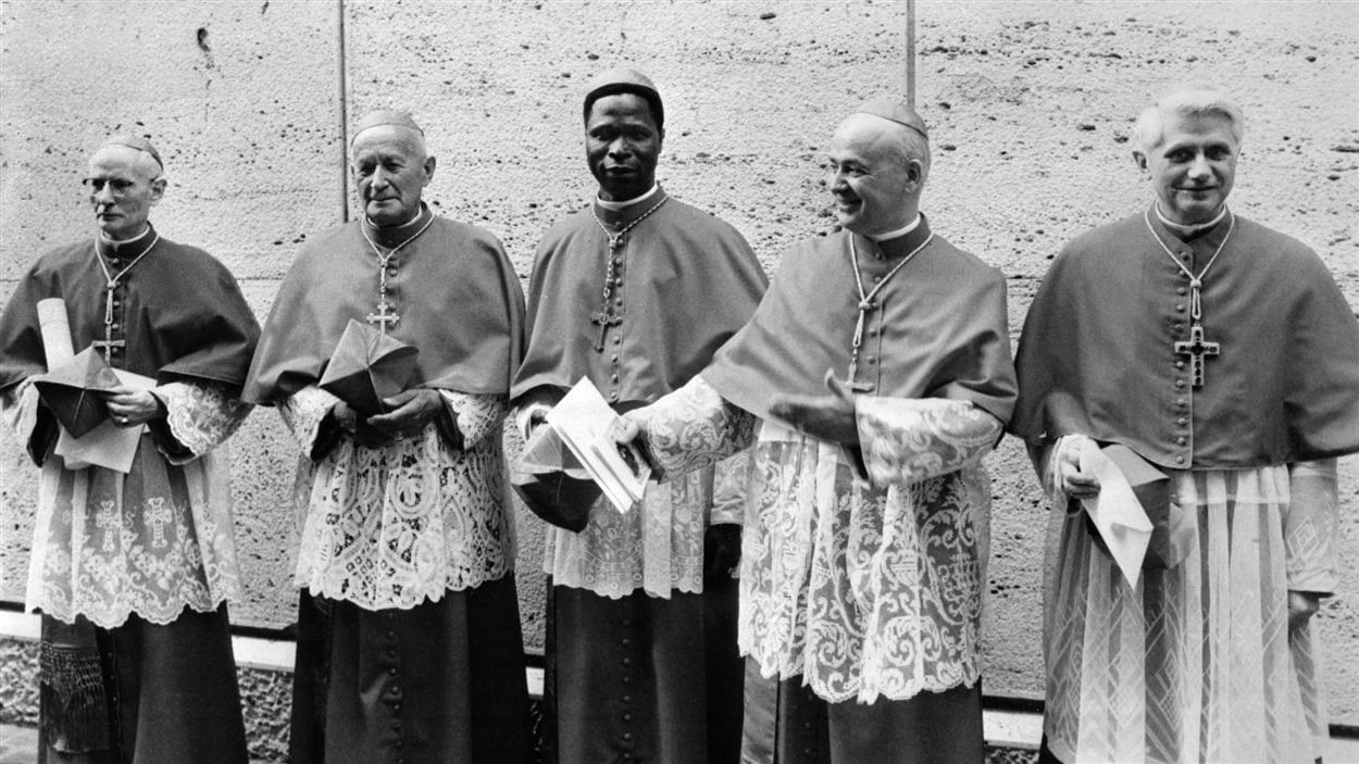 Le cardinal Joseph Ratzinger accompagné des cardinaux Benelli, Gantin, Tomazek et Gappi.