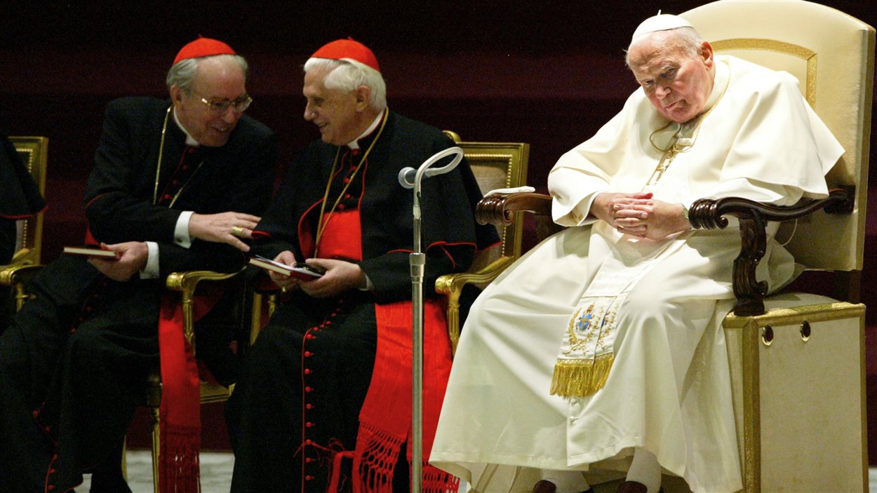Le cardinal Ratzinger discute avec le cardinal Giovanni Battista Re.
