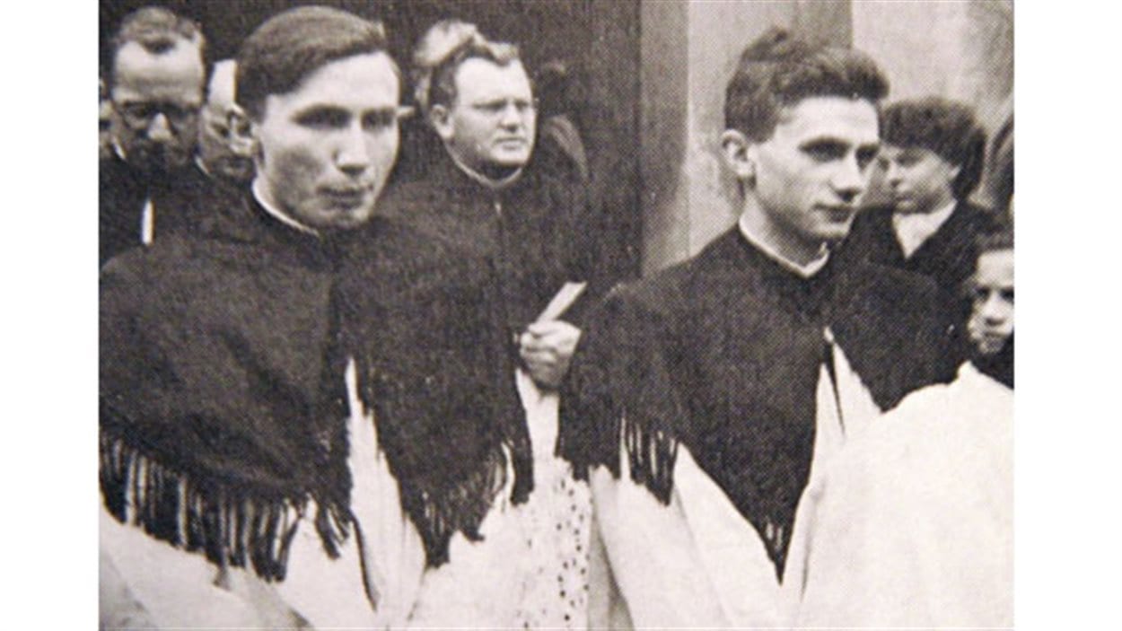 Georg et Joseph Ratzinger (à droite).