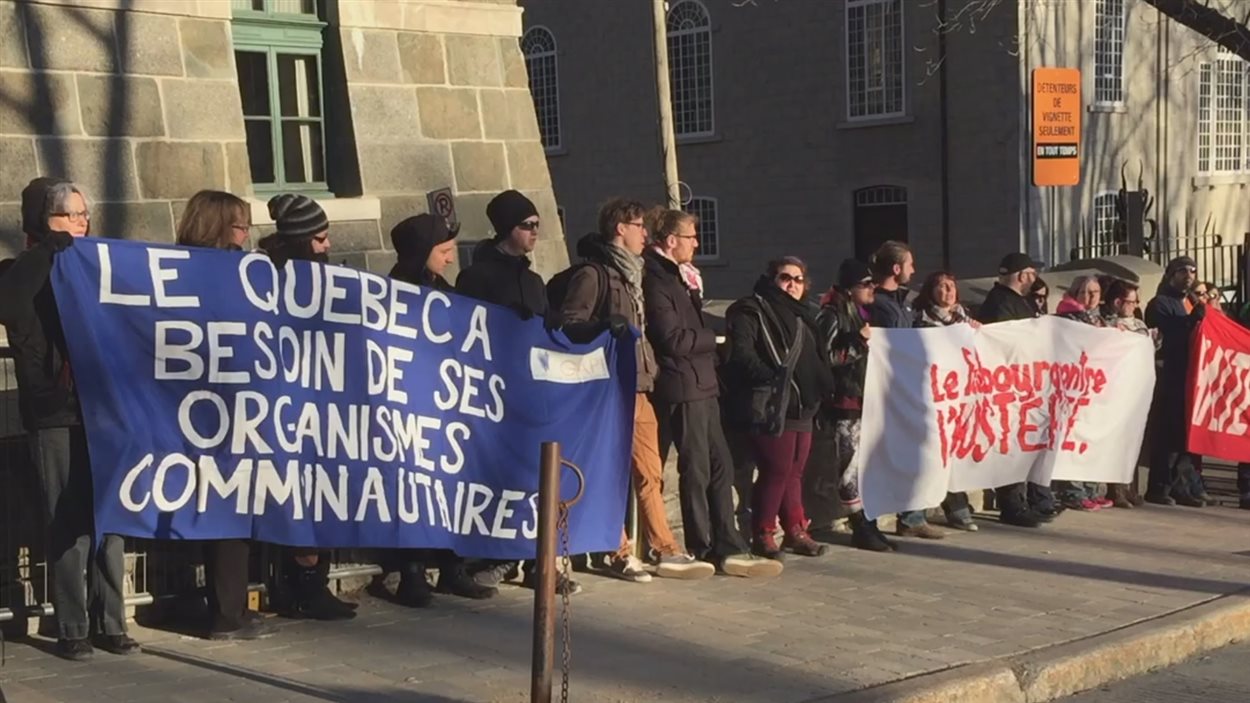Les manifestants réclament un réinvestissement dans les services publics et les programmes sociaux.