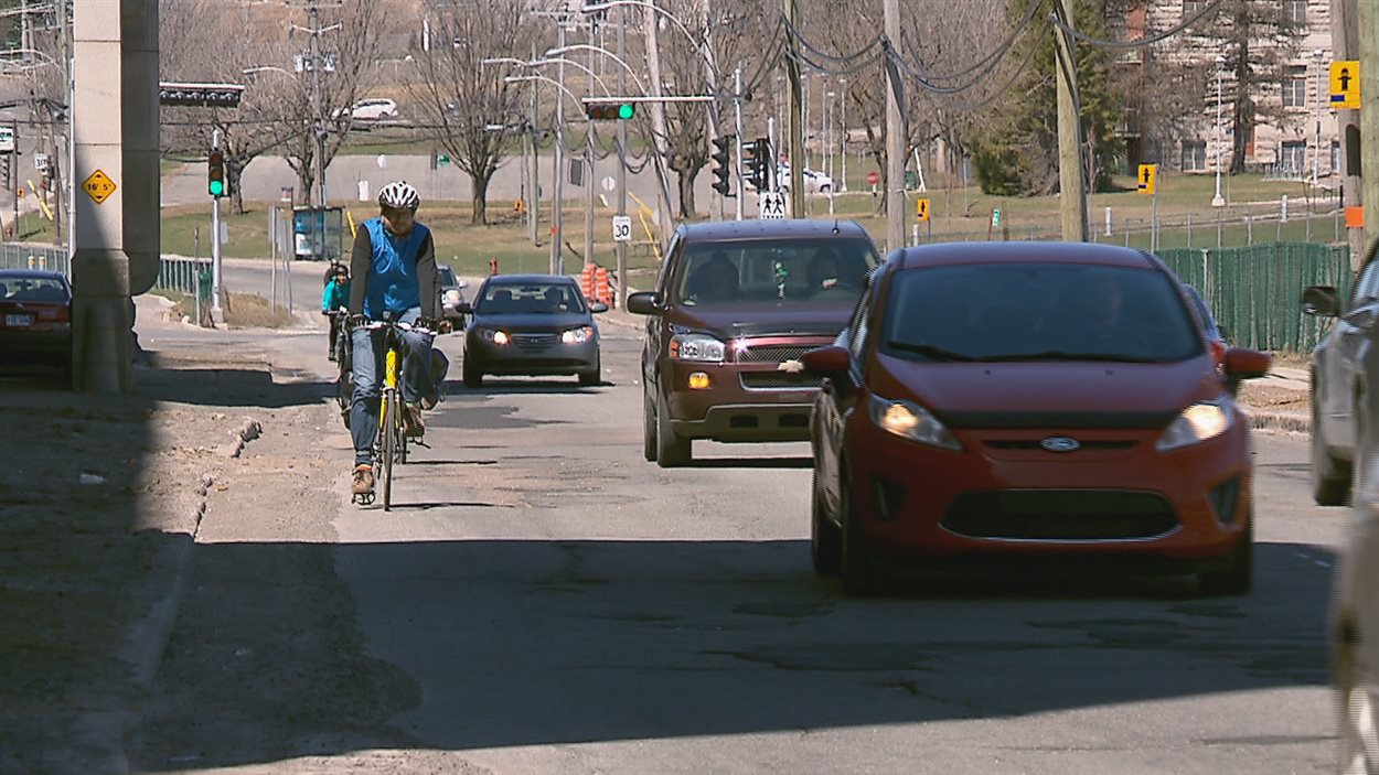 Le gouvernement va de l'avant avec l'imposition d'une distance minimale à respecter lorsqu'un véhicule dépasse un cycliste.