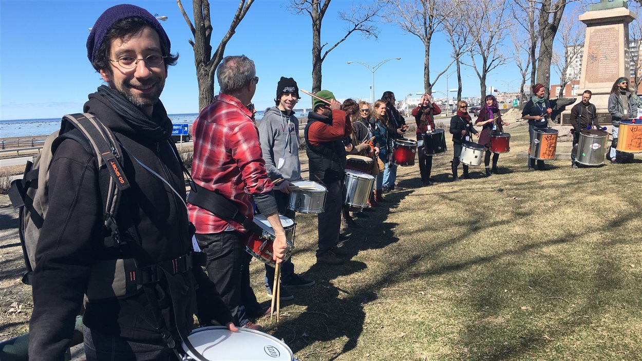 Plus de 100 personnes ont paradé dans les rues de Rimouski, samedi, pour réclamer de meilleurs services gouvernementaux pour les personnes atteintes d'autisme et leurs proches