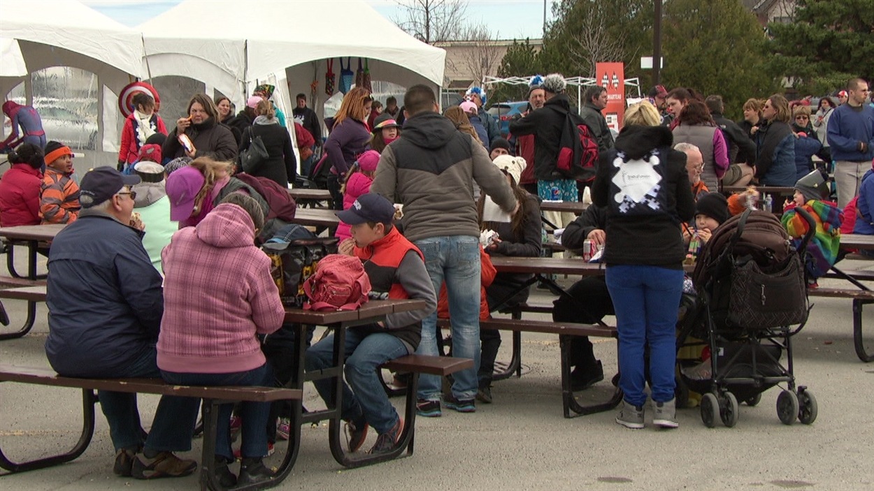 Près de 500 personnes ont été à la marche de sensibilisation de l'autisme, à Gatineau, en 2015.