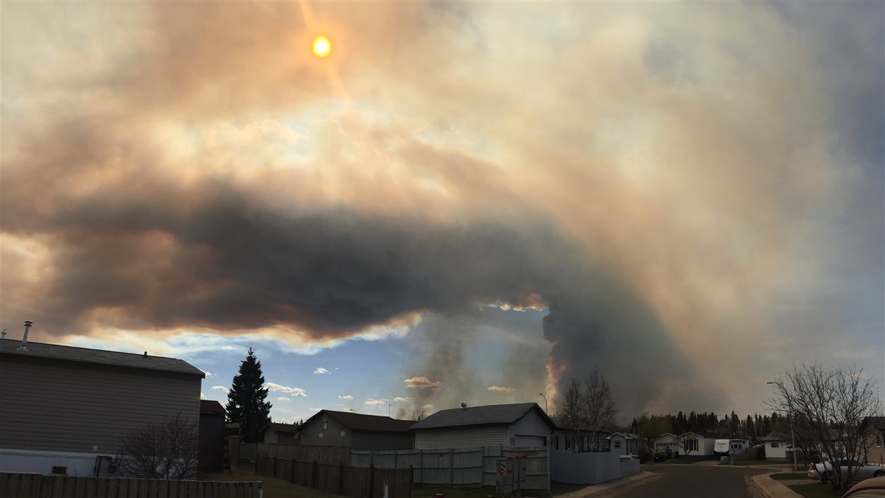 Un épais nuage de fumée au-dessus du quartier Beacon Hill, à Fort McMurray