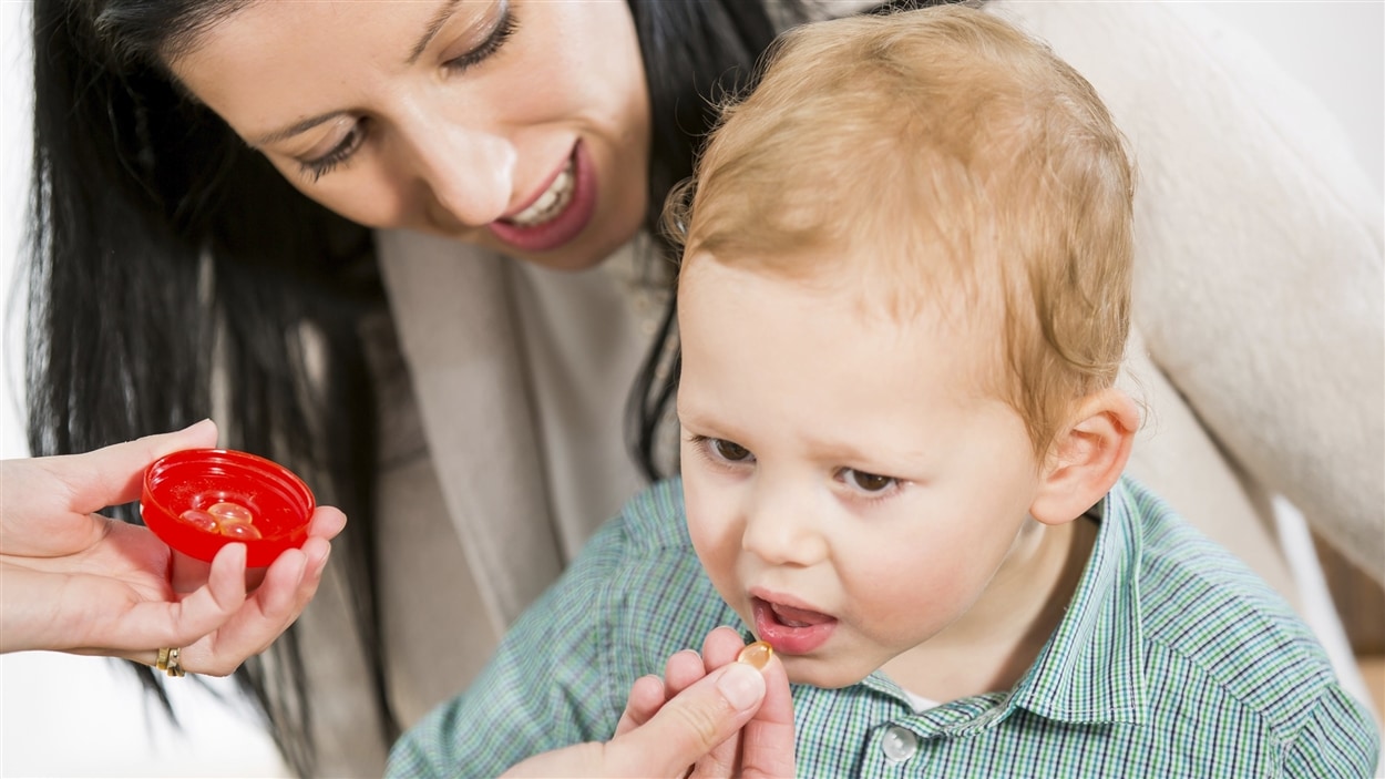 Un bébé recoit un supplément de vitamine D.