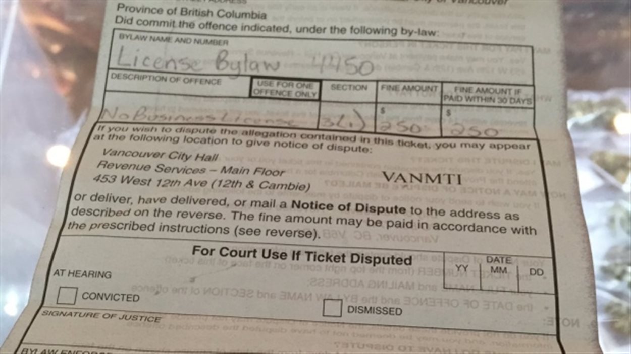 Une contravention de 250$ remise à un propriétaire de comptoir de marijuana médicinale illégal par les inspecteurs de la Ville de Vancouver