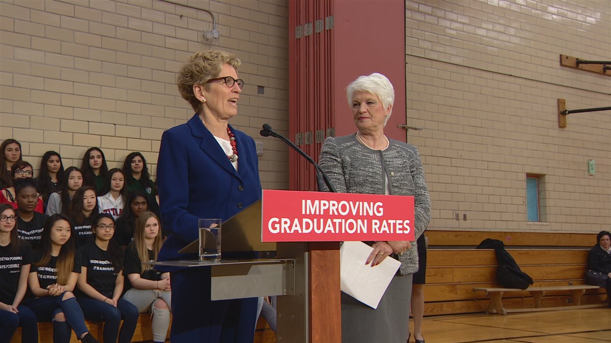 La première ministre de l'Ontario Kathleen Wynne et la ministre de l'éducation Liz Sandals