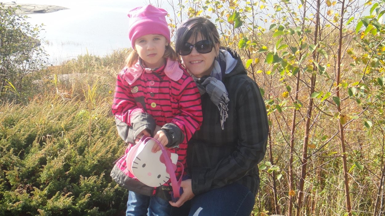 Annie Thiebault accompagnée de sa fille Élisa, atteinte du trouble du spectre de l'autisme.