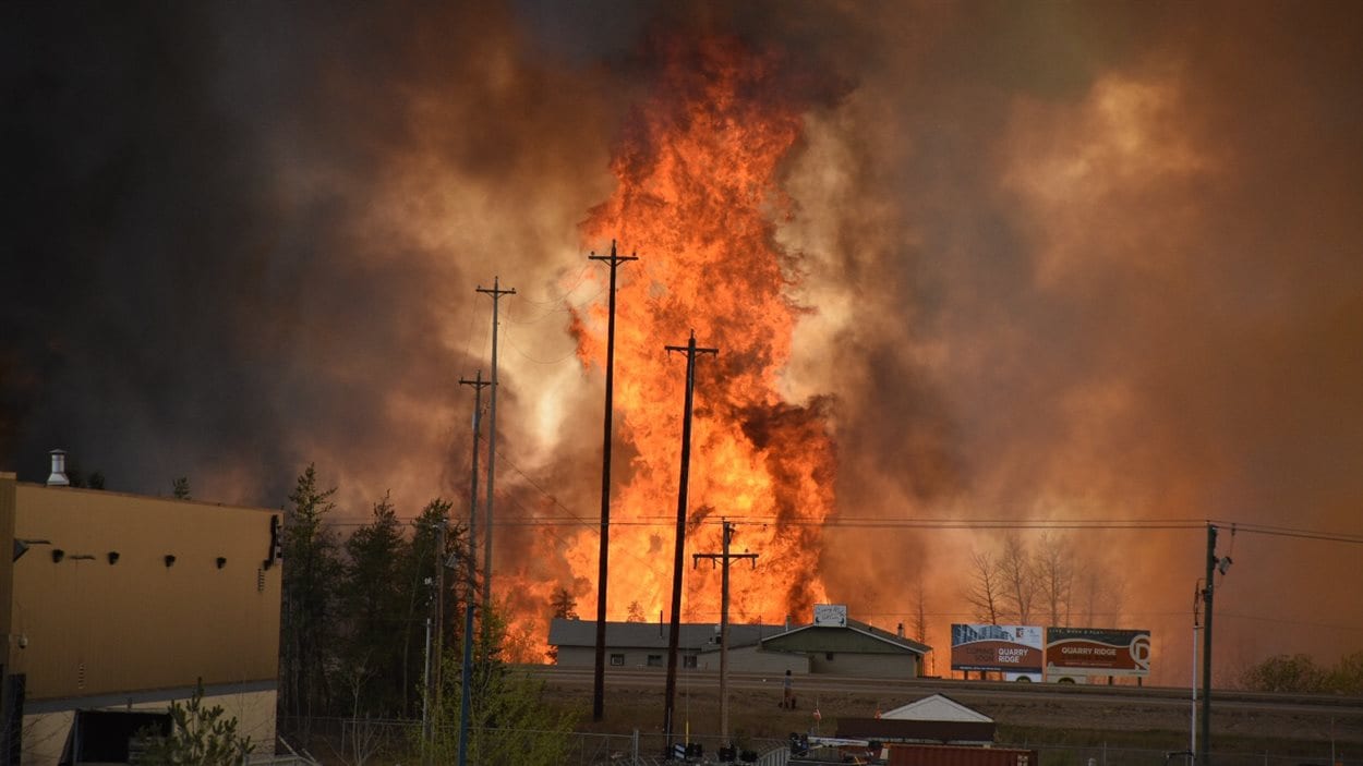Les flames approchent un quartier industriel à Fort McMurray.