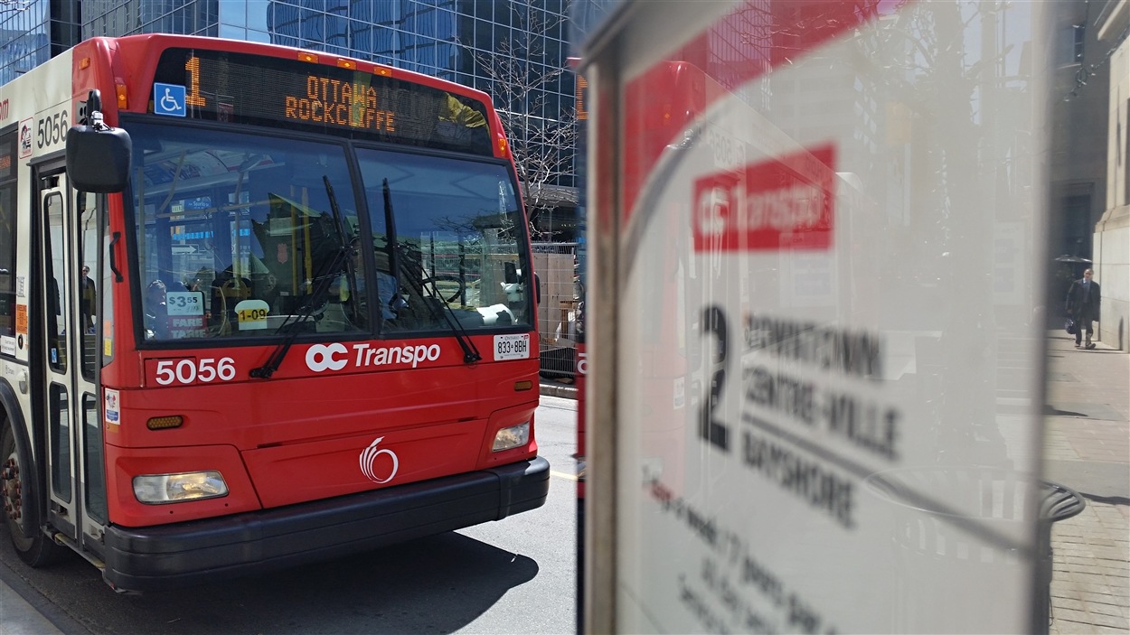Un autobus de la ligne 1 Ottawa-Rockcliffe d'OC Transpo à l'intersection des rues Bank et Wellington, à Ottawa