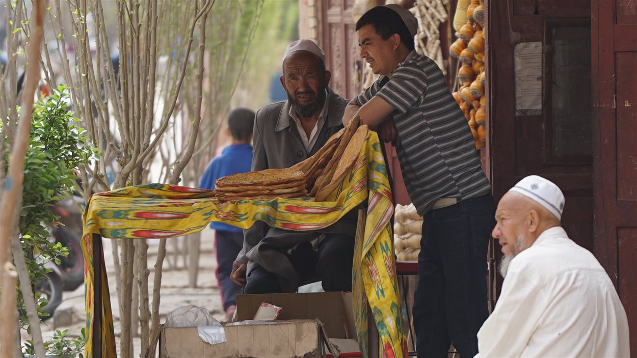 Des habitants de la ville de Kashgar, dans la région autonome ouïghoure du Xinjiang, en Chine.