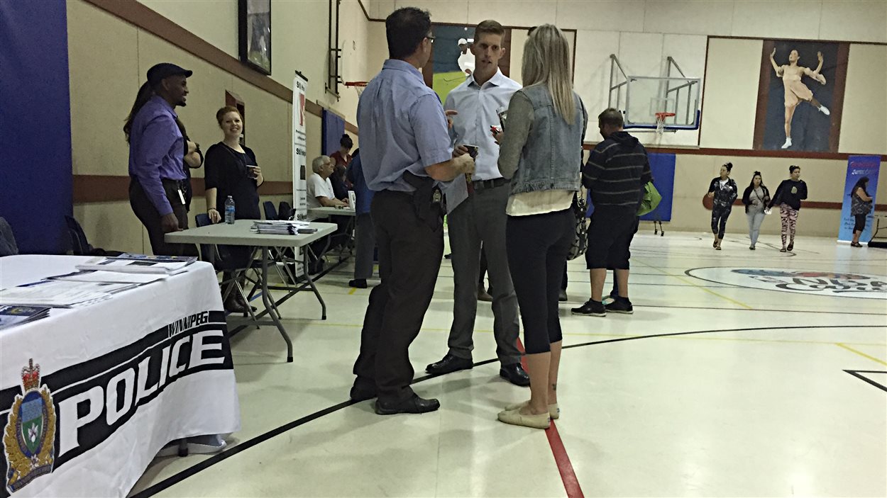 Le Service de police de Winnipeg et plusieurs groupes communautaires organisaient une soirée pour sensibiliser le public aux gangs de rue.