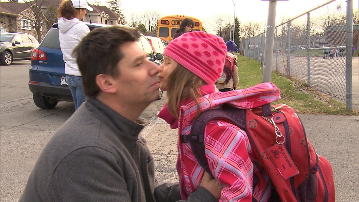Sylvain Martel et sa fille Yamila devant l'école Val-des-Arbres de Laval